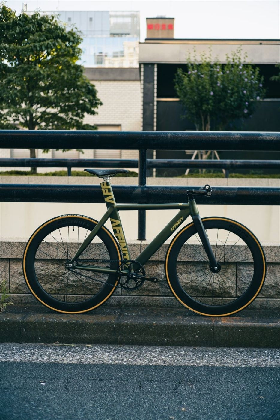 トラックレーサーを街で転がす。 | ブローチャーズ - BROTURES ONLINE