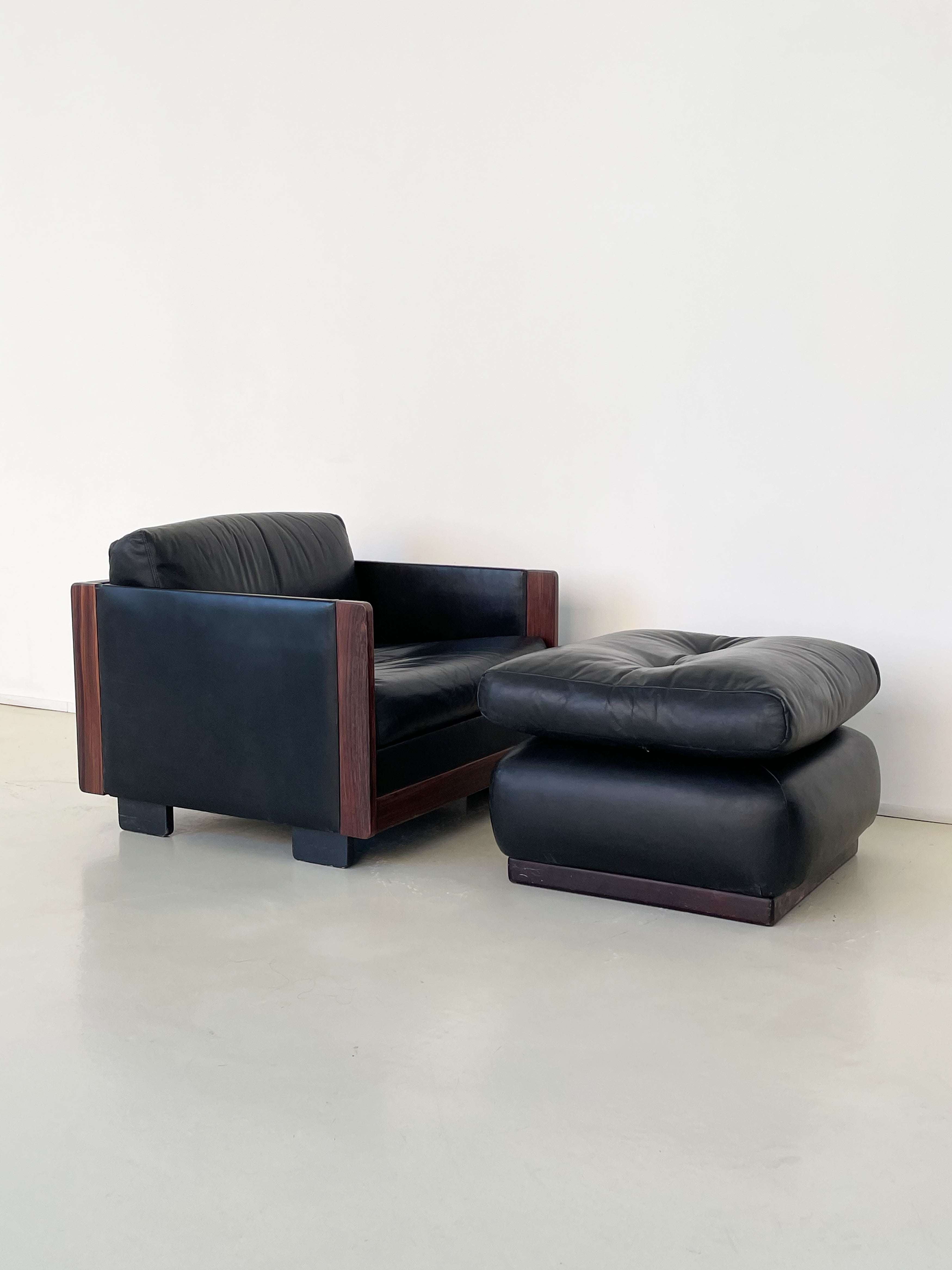 Afra & Tobia Scarpa for Cassina Black Leather and Rosewood Chair