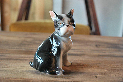 アンティーク お座りしたフレンチブルドッグ