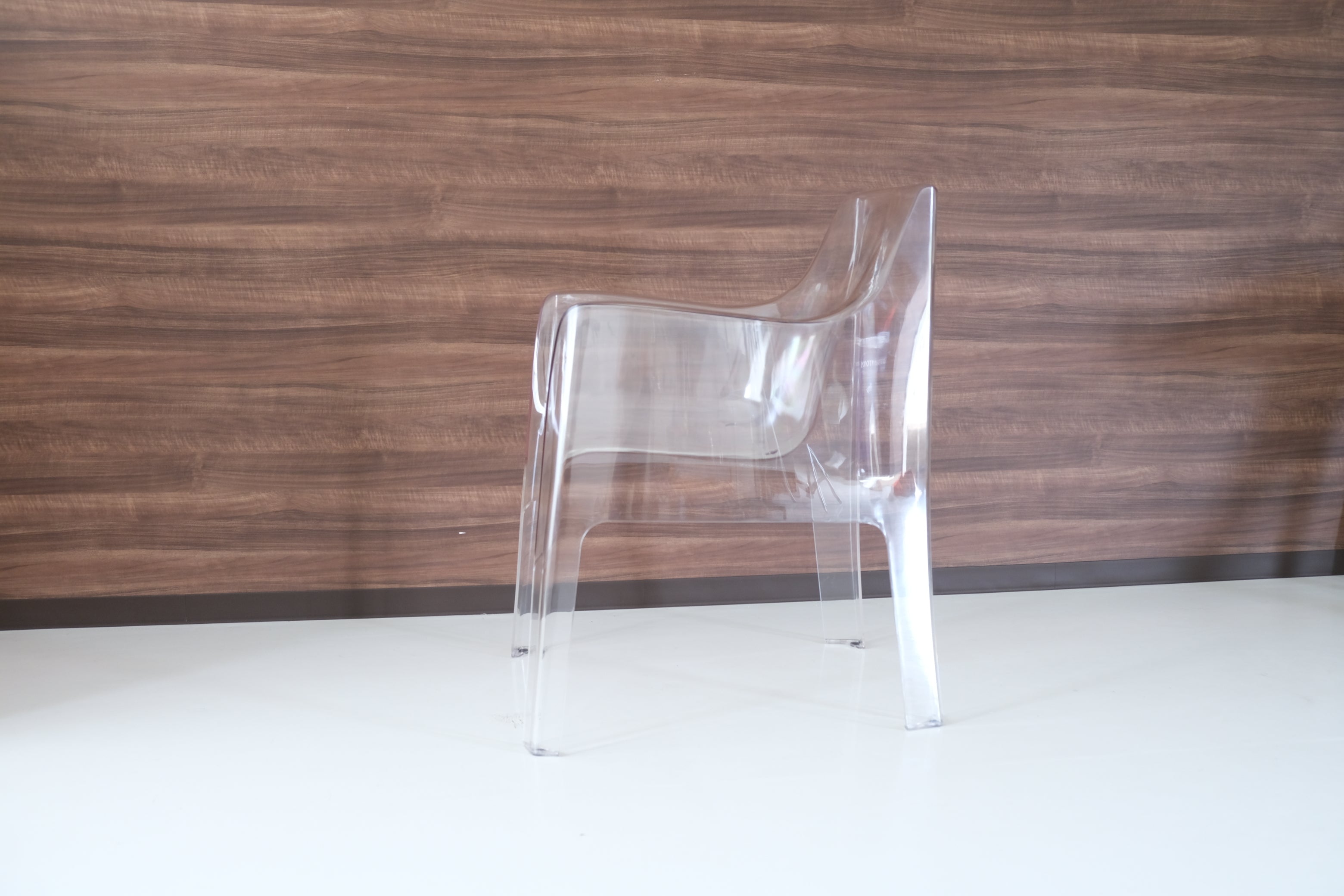 吉岡徳仁 KISS ME GOODBYE｜透明な詩学を纏うアームチェア｜Driade