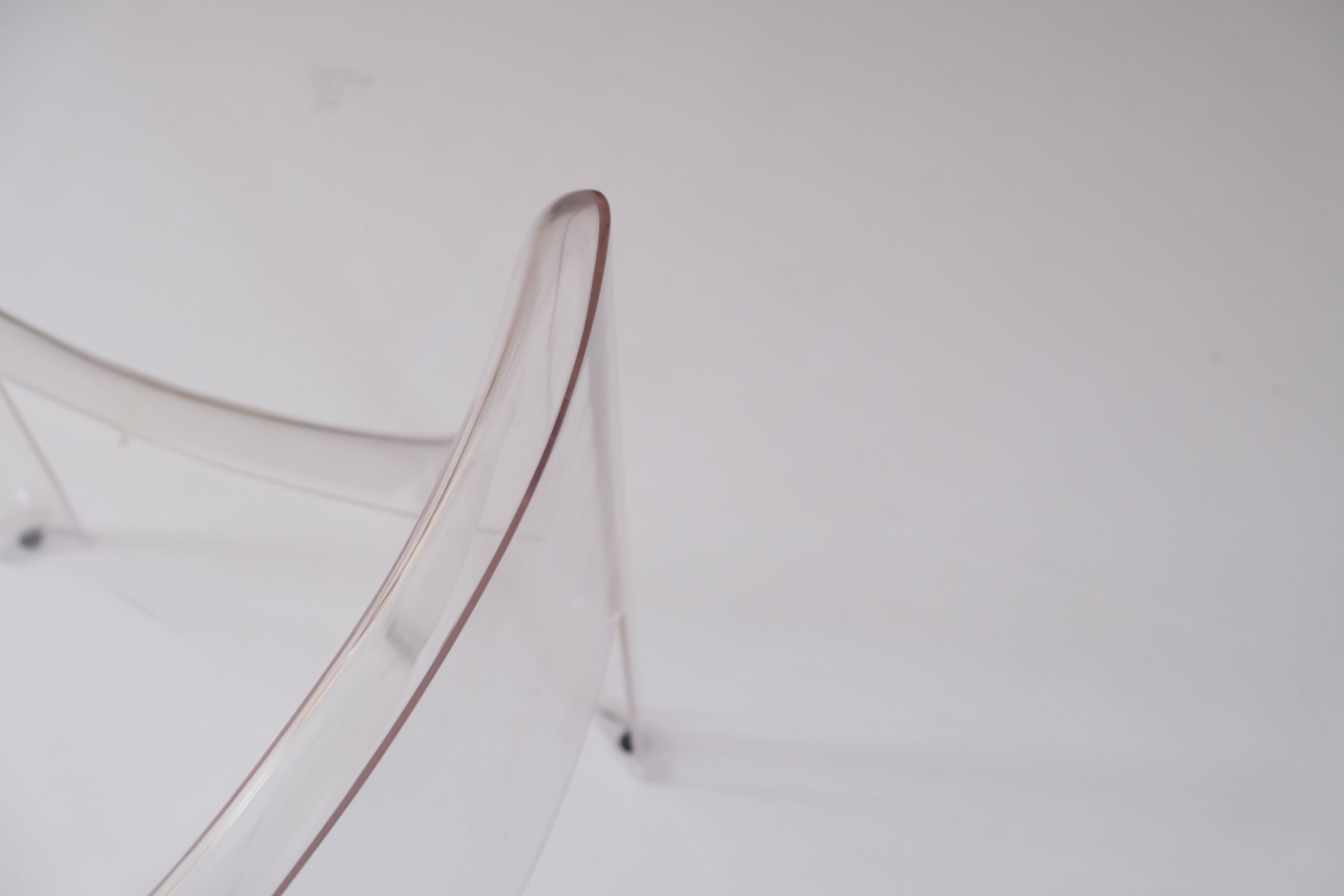 吉岡徳仁 KISS ME GOODBYE｜透明な詩学を纏うアームチェア｜Driade