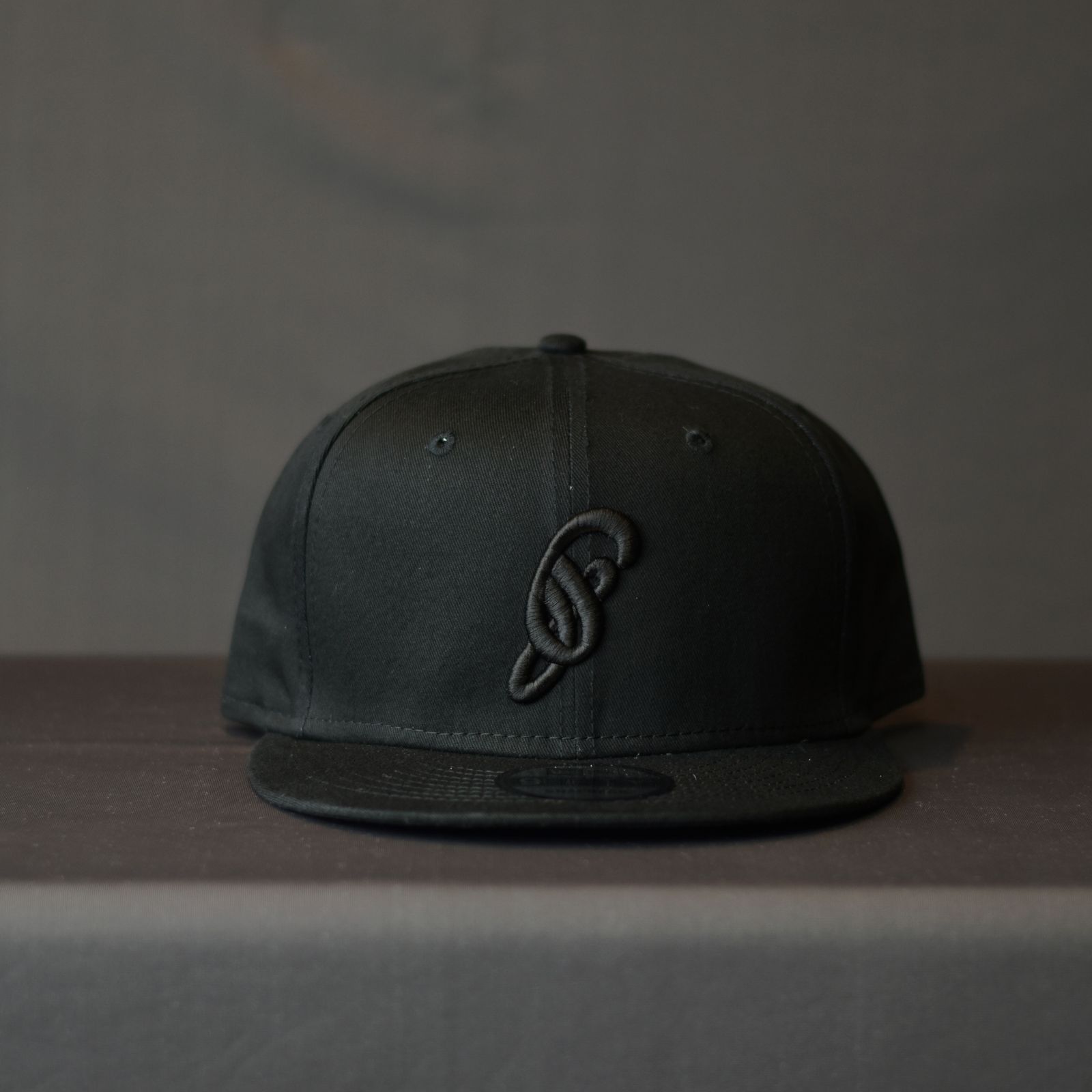 chord - NEWERA 9FIFTY SNAPBACK ”d” LOGO CAP (BLACK×BLACK