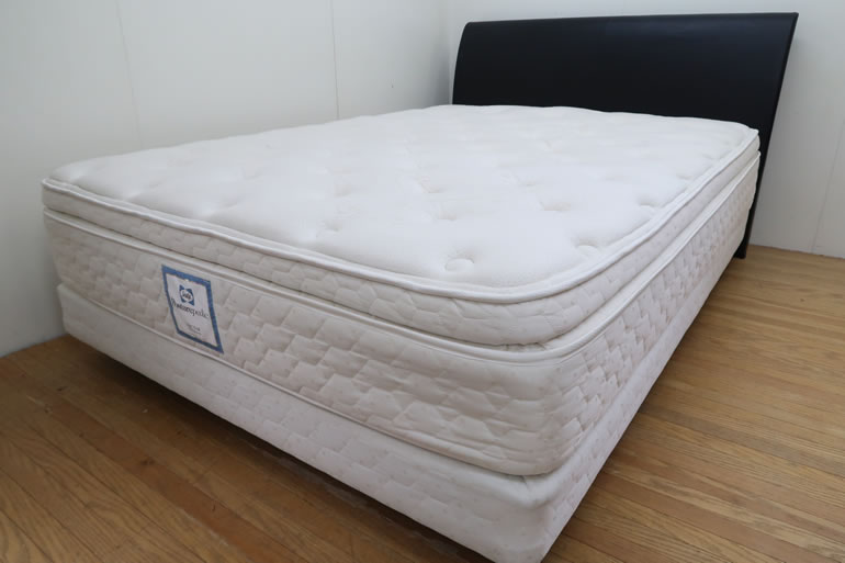 東京でシーリークラウンジュエルJade ダブルワイドベッドのベッド