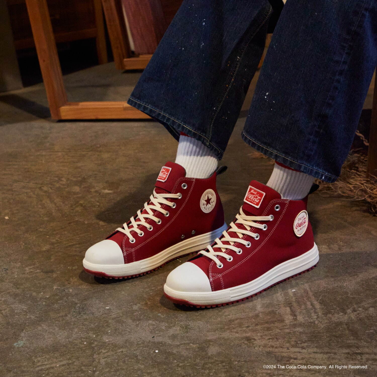 コンバース「コカ・コーラ」コラボスニーカー、“ロゴワッペン”付き安全