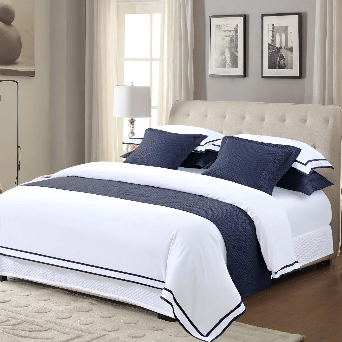 素材で変化を付けおしゃれな寝室に｜キルトのベッドカバーならホテル