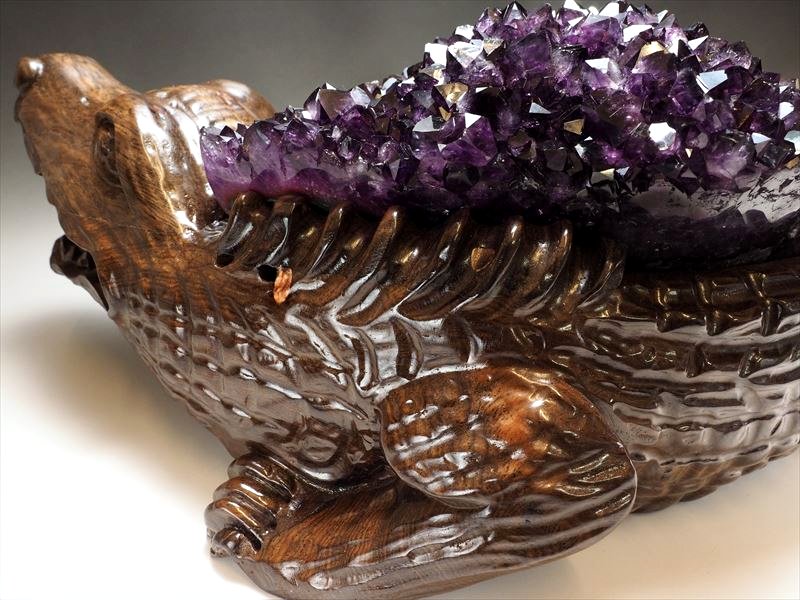 ☆迫力の巨大木彫り台座付きアメジストクラスター！☆激レア鰐彫り台座