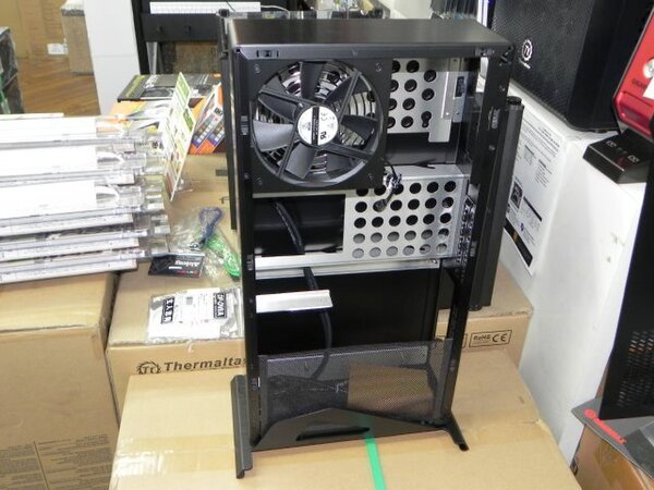 ASCII.jp：縦長なのがおもしろいLian-Li製Mini-ITXケース「PC-Q19」