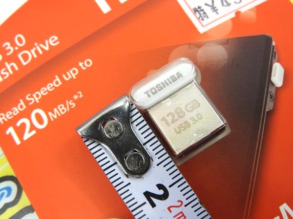 ASCII.jp：16.8mmと極小サイズで128GBのUSBメモリーがTOSHIBAから登場