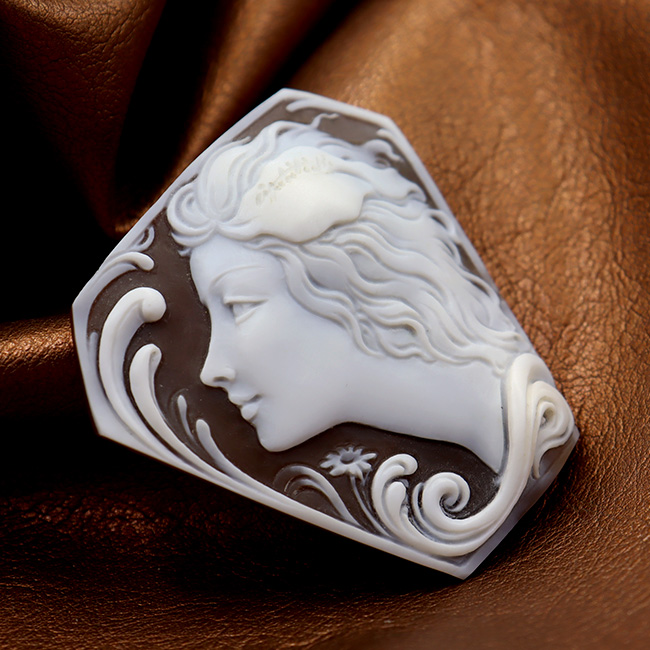 カメオ彫刻家ヴィティエッロ氏彫刻 美しい女性像のカメオ作品のご紹介