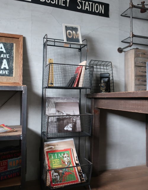 ビンテージ加工を施されたワイヤースタンドマガジンラック の販売