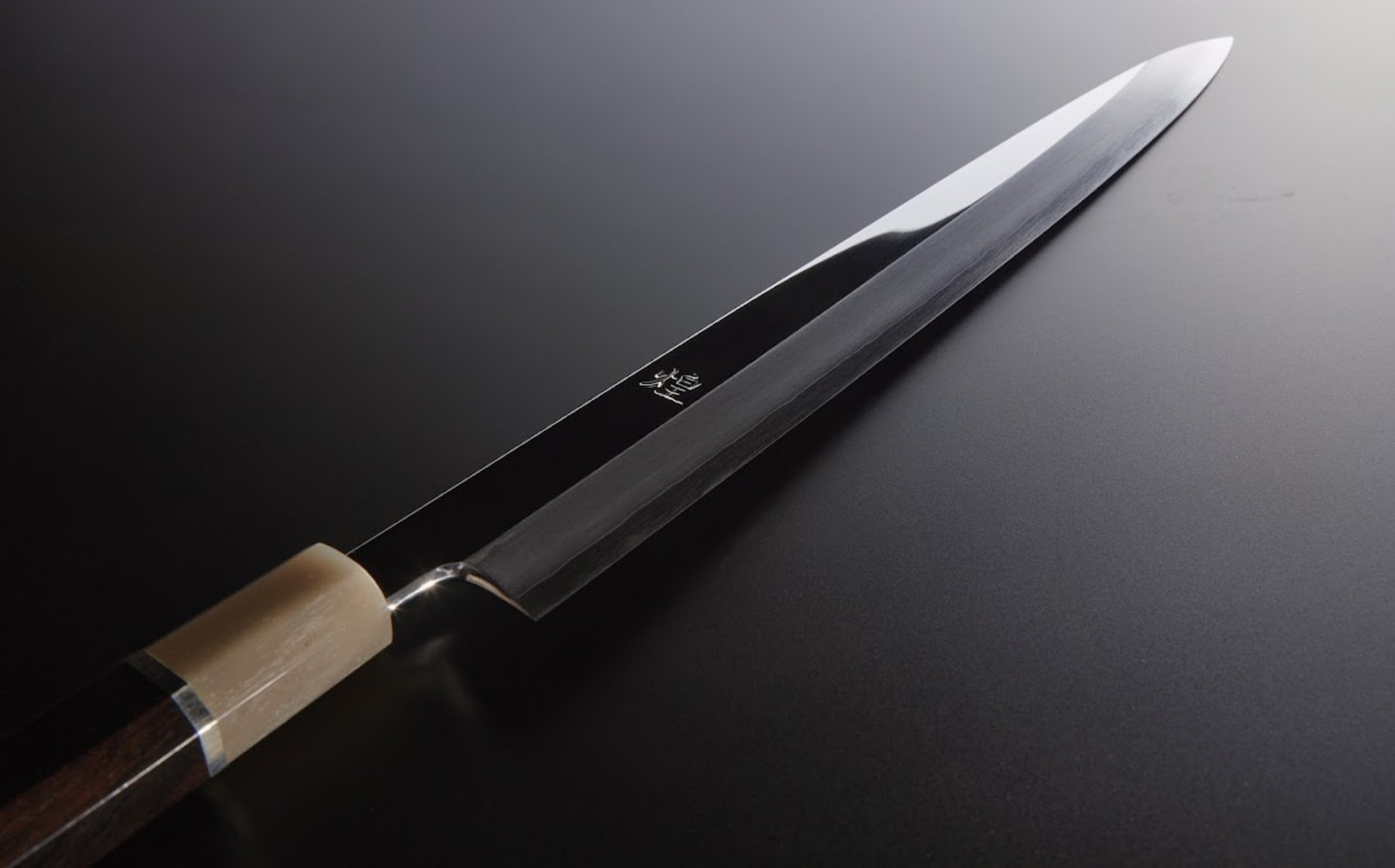 煌 スーパーゴールド2 鏡面仕上 柳刃包丁 黒檀白水牛洋白巻柄 – 堺