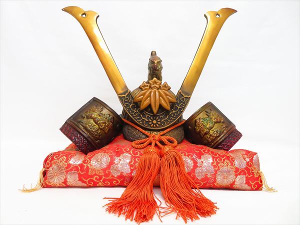 ○○源九郎判官義経 長鍬形獅子頭の兜 鞍馬寺蔵(模) 在銘 飾り座布団付