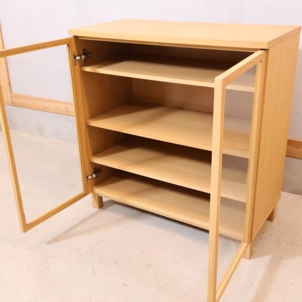 人気の無印良品(MUJI)のオーク材 キャビネット・ガラス扉です