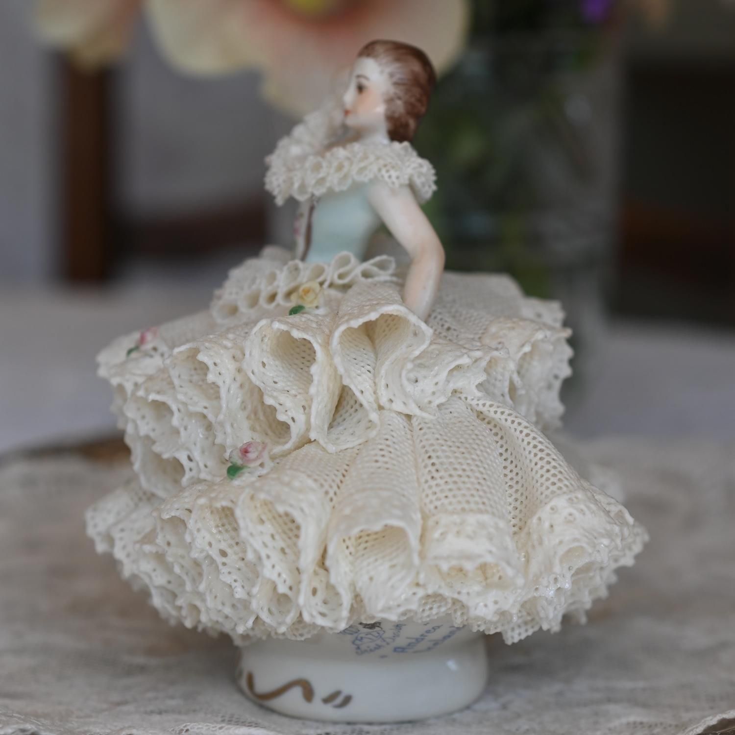 1960年以降・アイリッシュドレスデン レースのドレスの小さなフィギュ