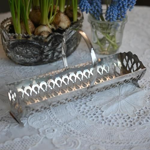 お買い得）シルバープレート製・透かし細工とエングレイブ模様の