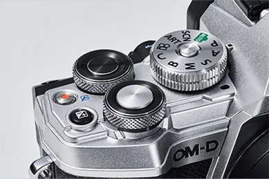 MonoMax × OLYMPUS 持ち運びに便利な小型・軽量ミラーレス一眼 OM-D E