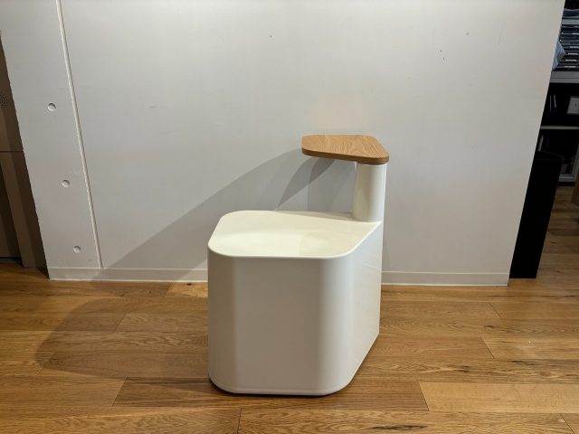 新着スツールのご紹介 シュールなフォルムに木製の可変式テーブル