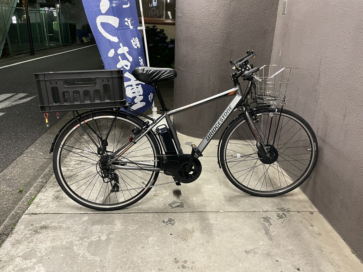 リアボックスをリアキャリアに結束バンドで固定しているだけなので後方