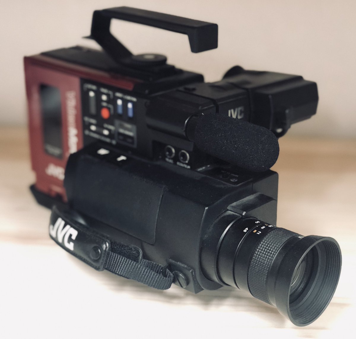 出ました！ マーティが持っているビデオカメラは、1984年に世界最小最