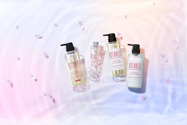 髪に、肌に、桜。チェリーブロッサムの香りをまとい全身で春の