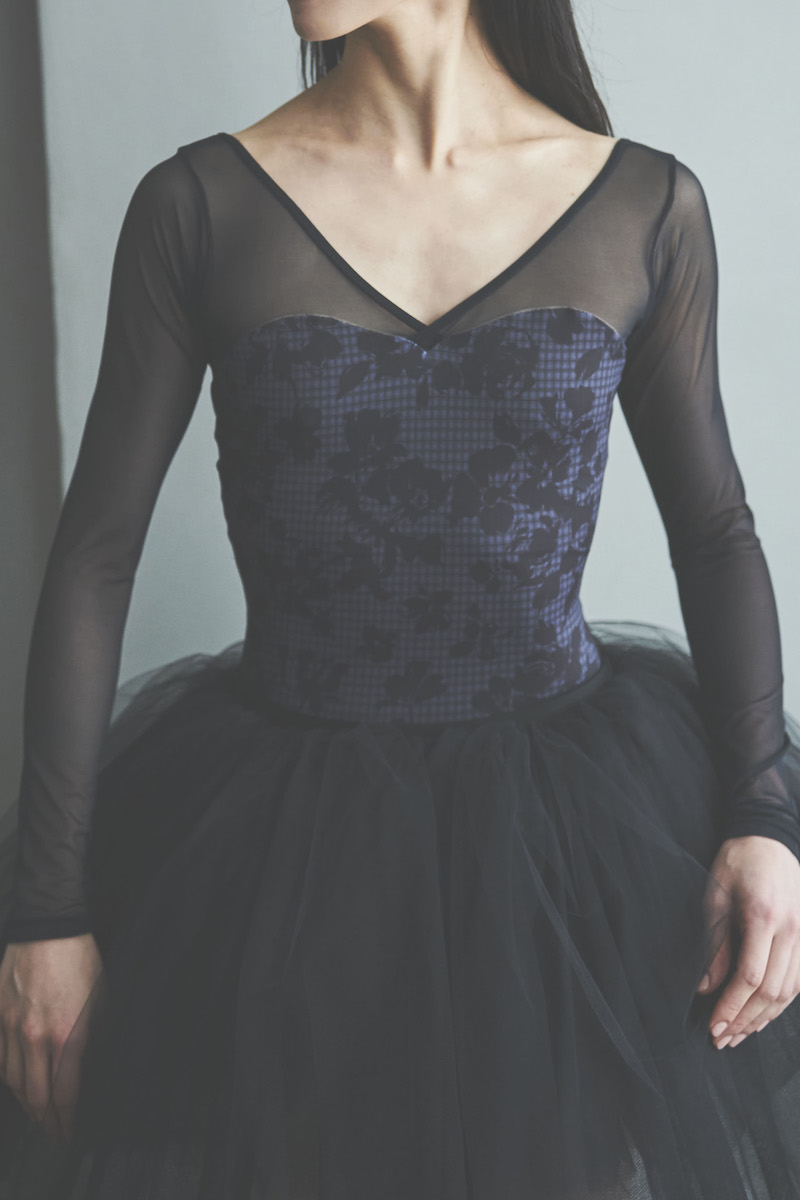 stina / type V lucky / essential black